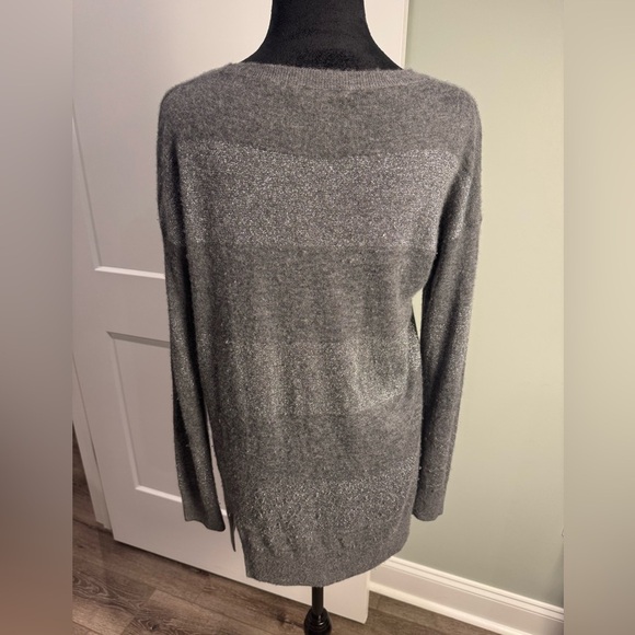 VINCE. CASHMERE BLEND GRAY METALLIC STRIPED PULLOVER LONG SLEEVE SWEATER - Picture 3 of 8